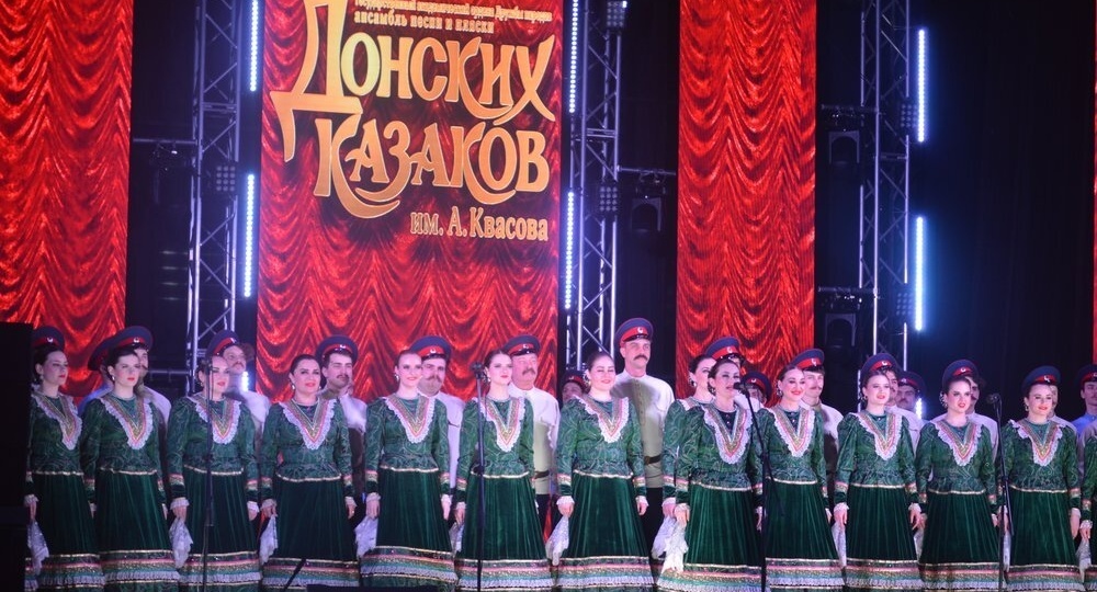 Легендарный ансамбль Донских казаков покорил сердца семикаракорцев грандиозным концертом