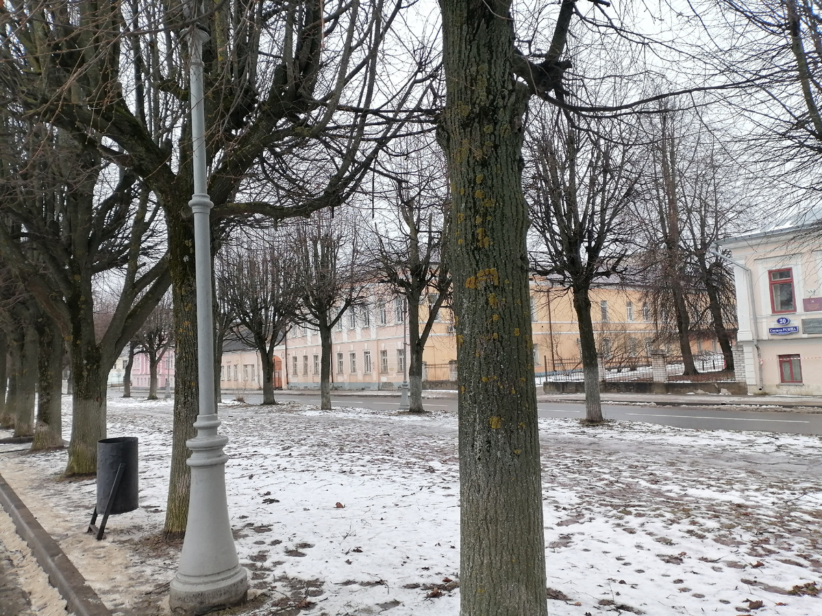 Все дома на набережной стоят на одной стороне, поэтому номера идут друг за другом; впереди виднеются дома №№ 21-23 