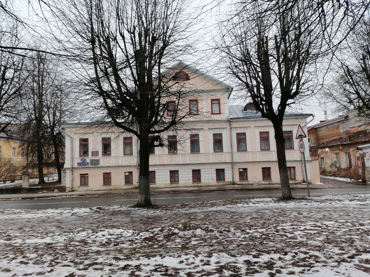 Дом № 20; здание построено во второй половине XIX века в стиле позднего классицизма; в настоящее время в нём размещается Управление по культуре, спорту и делам молодёжи