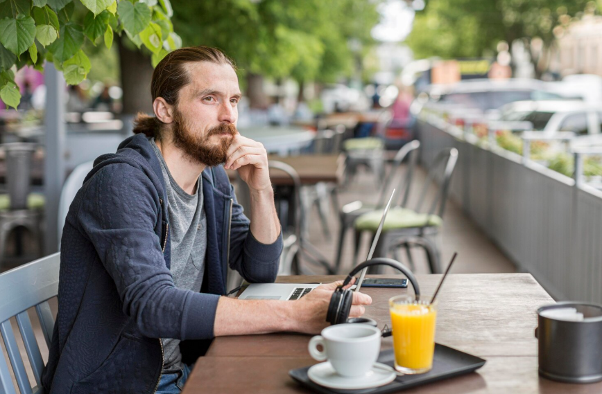Он купил премиум, писал “Привет, как дела?” и ждал, что любовь сама придёт. Но женщины уходили из кафе, молчали в чатах и отказывались от обеда. В чём тут правда — в “плохих бабах” или в том, зачем Павел вообще ищет отношения?