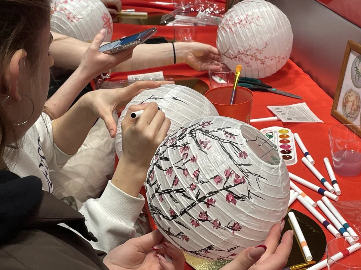    Украшение дома - обязательный элемент праздника. Фото: Ольга Пегасова, для АТОР