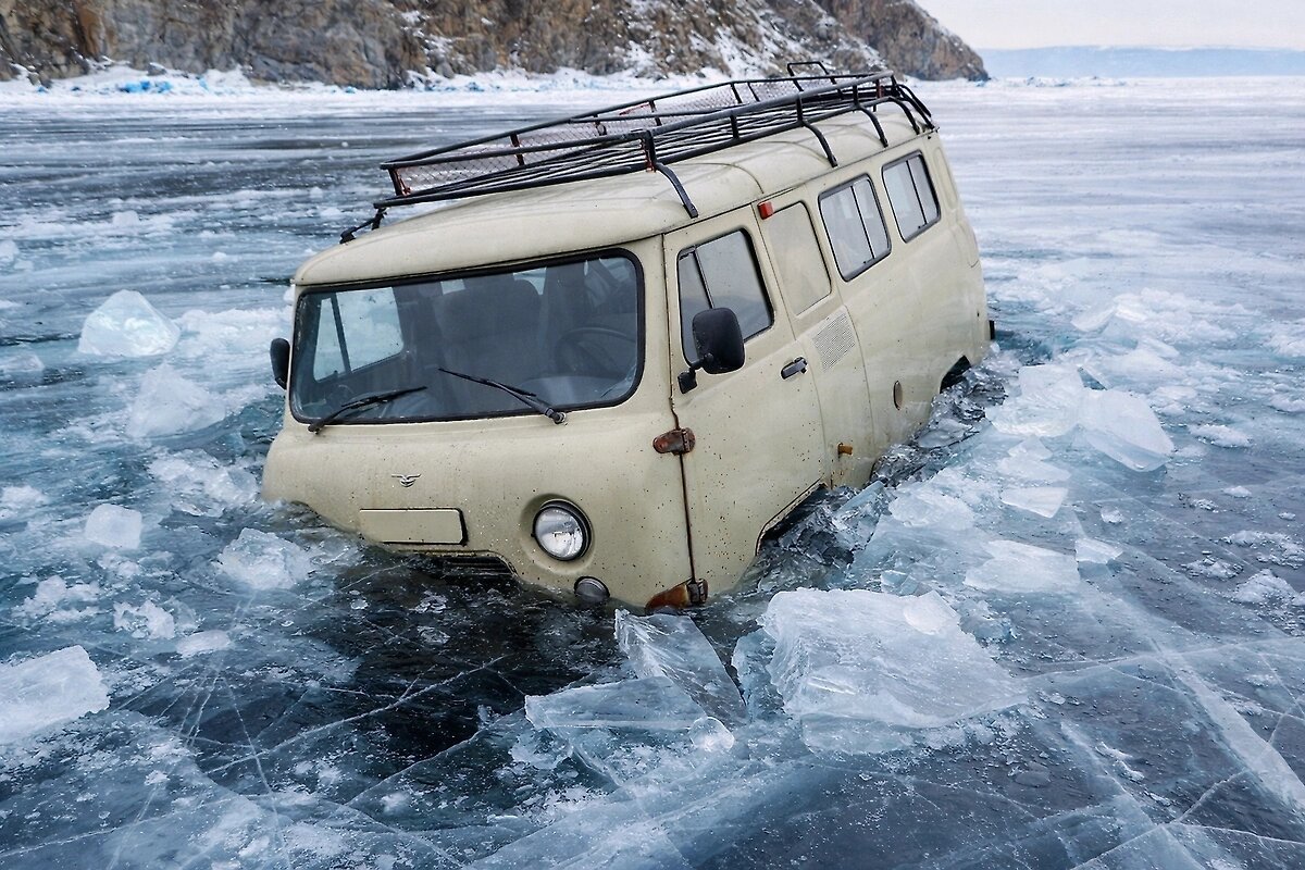 Машина проваливается под лёд. фото: яндекс.