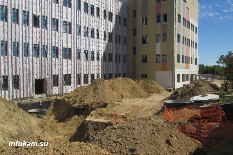    На территории будущей поликлиники обустраиваются коммуникационные колодцы