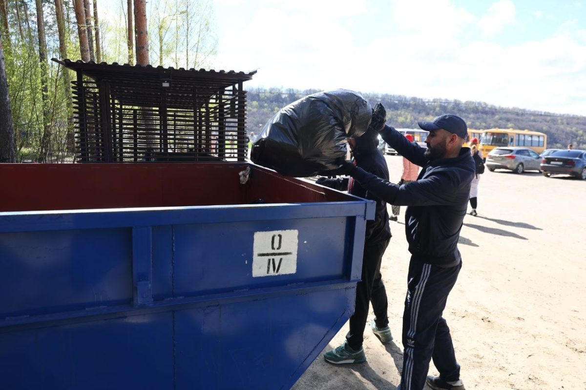    Складывать в такие бункеры строительный мусор запрещено.