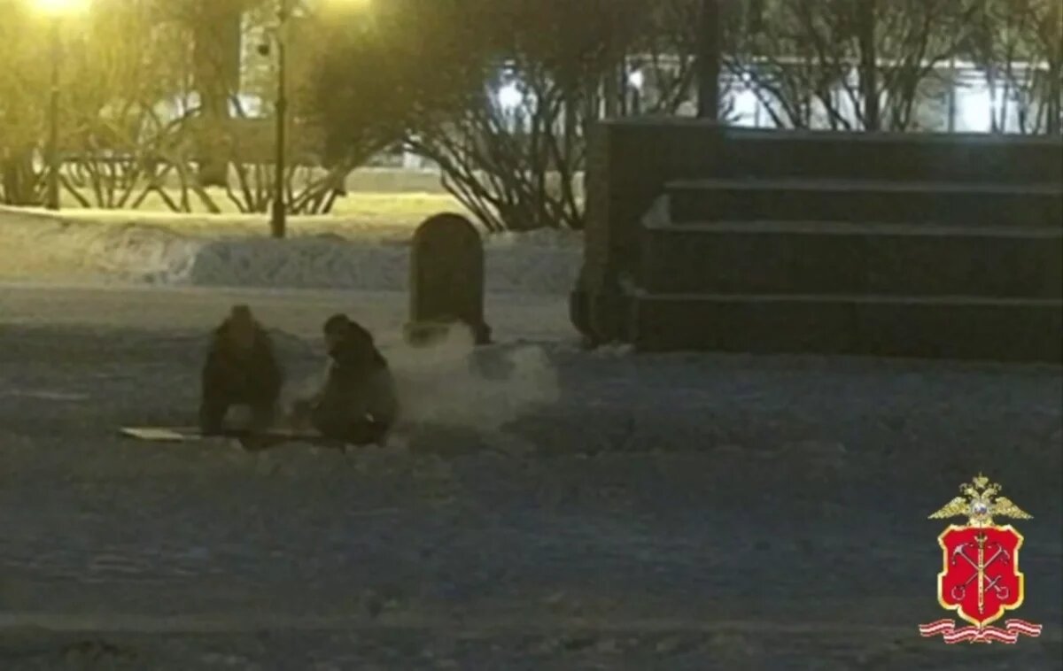    В Петербурге задержали потушившего Вечный огонь мужчину