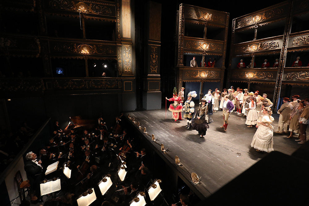 230-летие оперы Моцарта «Дон Жуан» (написанной для Праги) в Сословном театре в Праге.