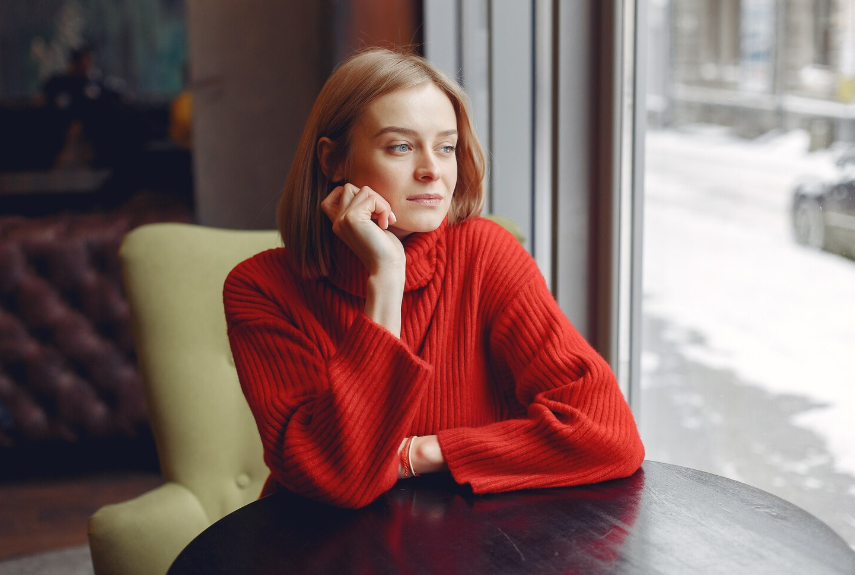 Он принёс плед без цветов, жаловался на коньяк и “устал на работе”, а она заплатила за счёт и за этот опыт. Как один вечер показывает, кому в паре можно доверить свою жизнь, а кому — только плед.