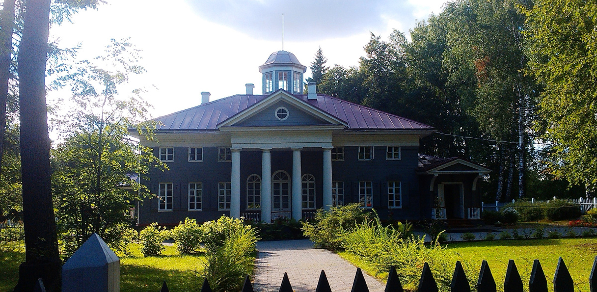 Захарово. Усадебным домом бабушки поэта - Марии Алексеевны Ганнибал
