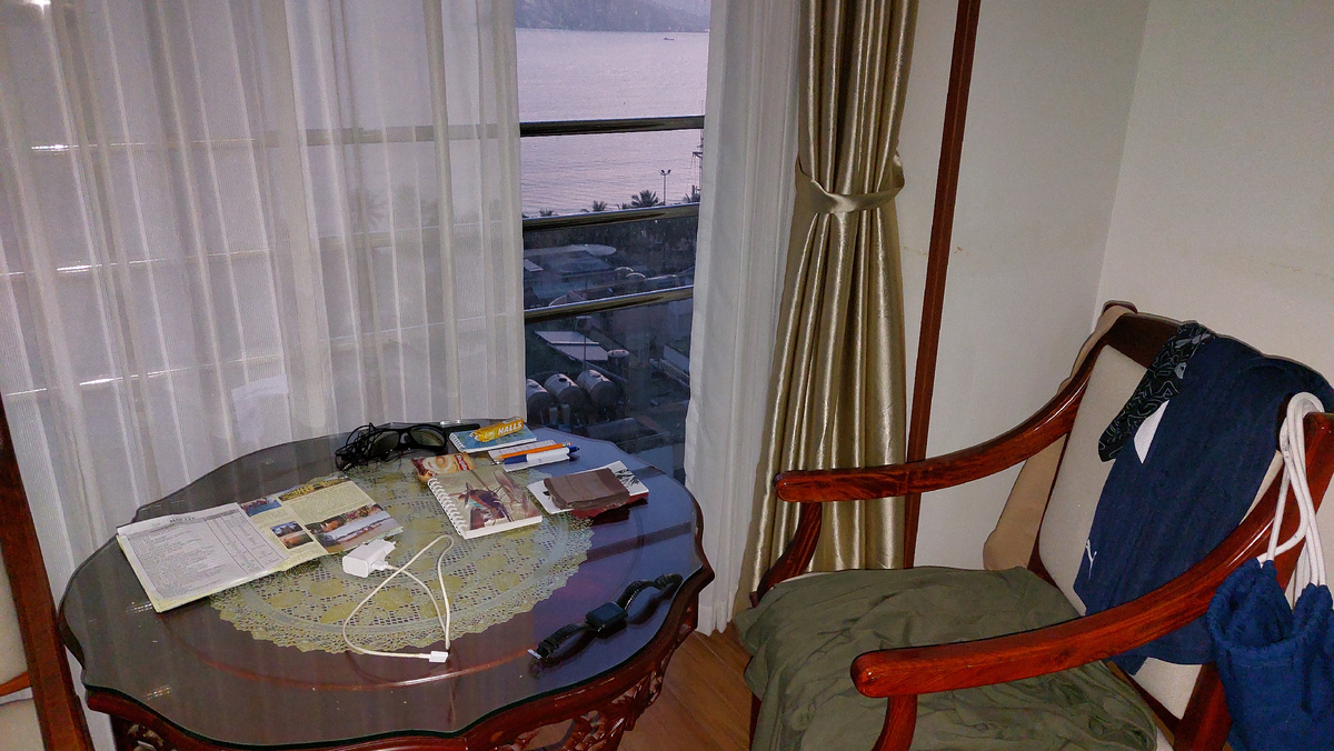 На столике блокнот, авторучка и карандаш