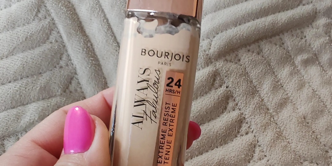 Вот топ-5 легких тональных средств, которые придают коже бархатистую гладкость и ухоженный вид