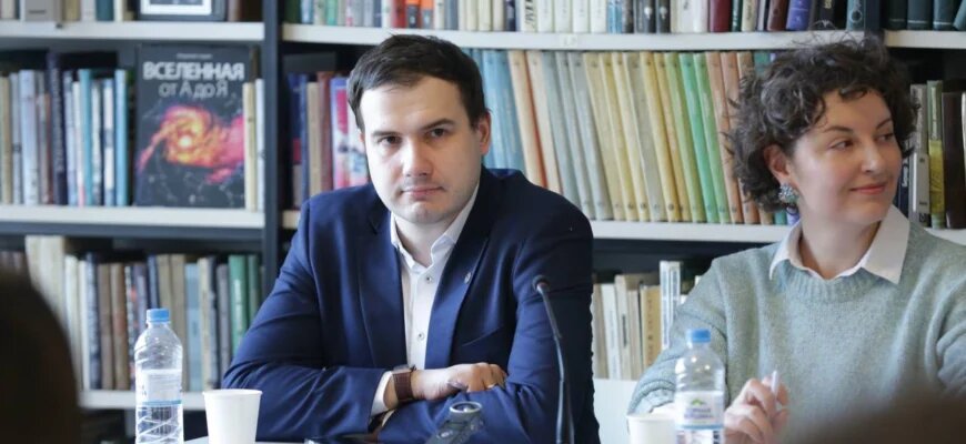    18 февраля слушатели Школы журналистики имени Владимира Мезенцева при Центральном Доме журналиста приняли участие в городском завтраке РСМД «Ближний Восток в зеркале мифов». Мероприятие было посвящено разбору популярных мифов и заблуждений о регионе, их происхождению и влиянию на политику и экономику. Встреча прошла в библиотеке имени Ф. М. Достоевского. Мария Волынская