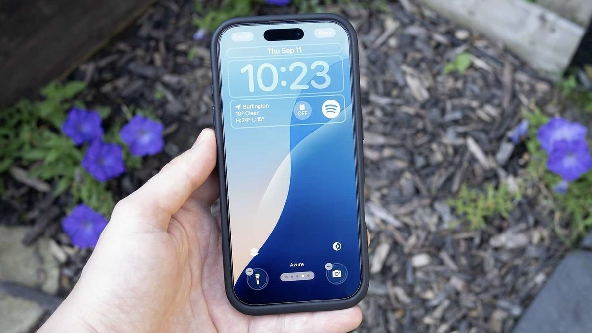    Убрать большие часы и почти всю прозрачность можно за минуту. Изображение: pocket-lint.com