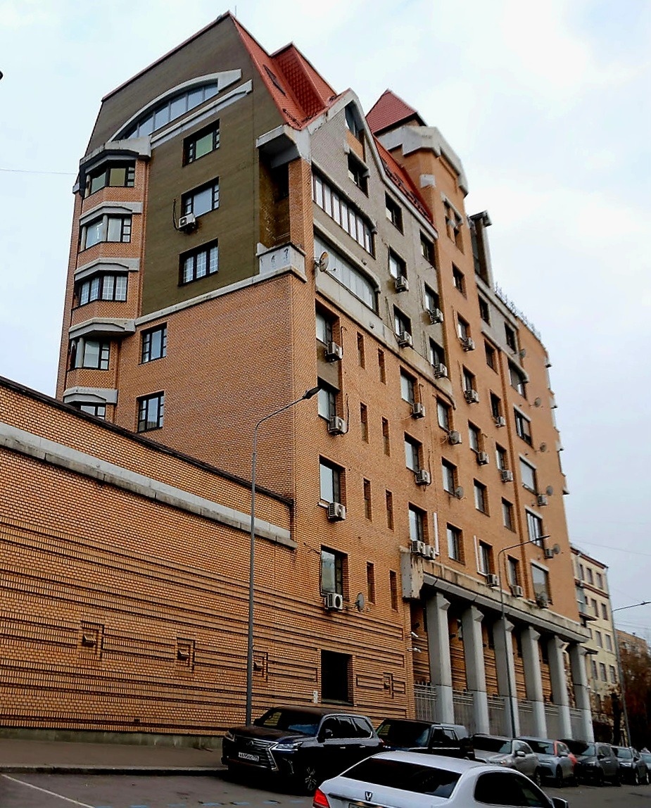 В этом доме была роскошная пятикомнатная квартира площадью 236 кв. м. Долиной