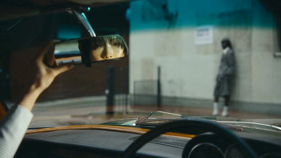 Такой фотографией бренд Topshop анонсировал свою капсульную коллекцию, созданную в содружестве с дизайнером Толу Кокер, и представленную в рамках Лондонской недели моды.📷Фото: ASOS