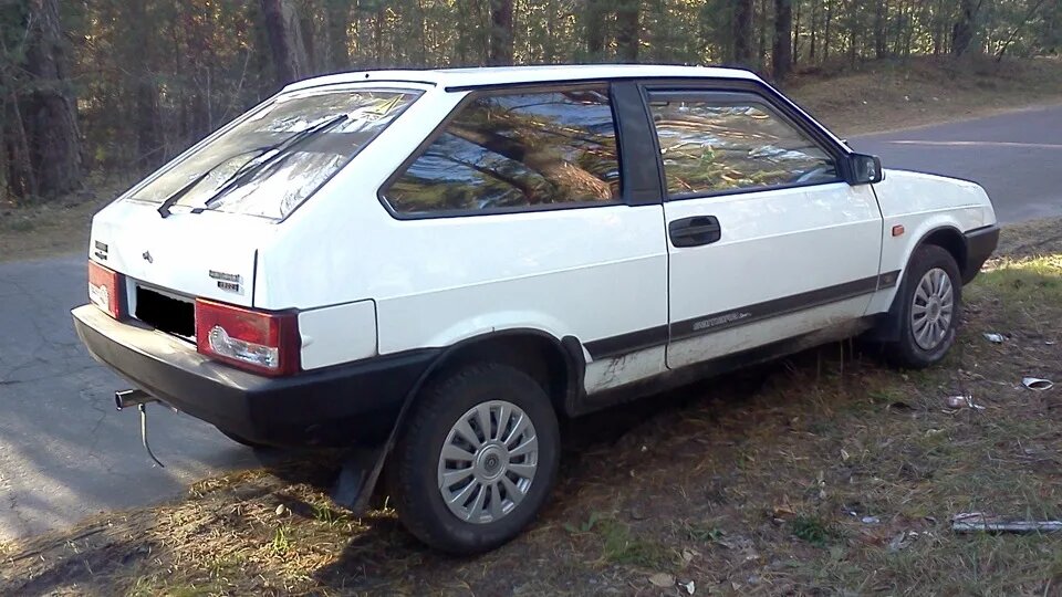 Редкая версия «восьмерки» — ВАЗ-21081: особенности и отличия от стандартной 21083