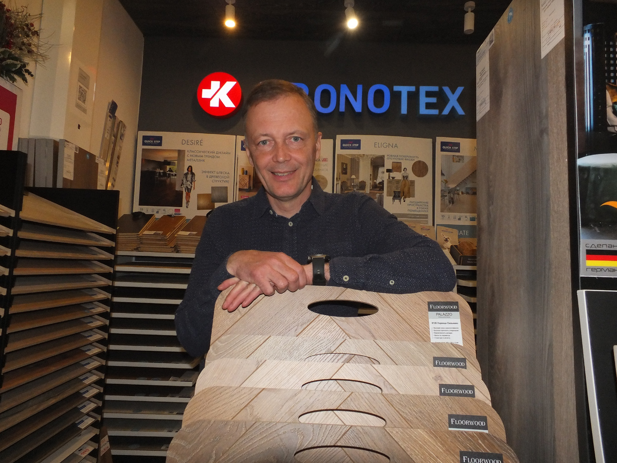 Алексей Анисимов, директор компании "Мир ламината" и руководитель бригады укладчиков