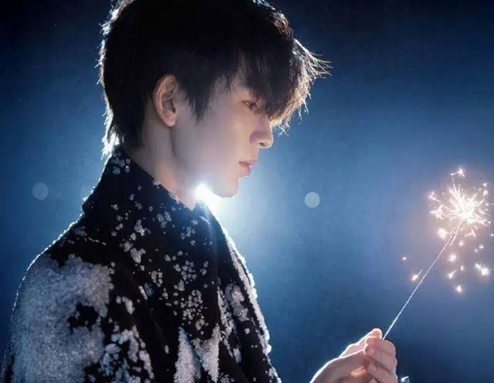 Звезда китайского кино: фото у новогодних фейерверков покорило соцсети