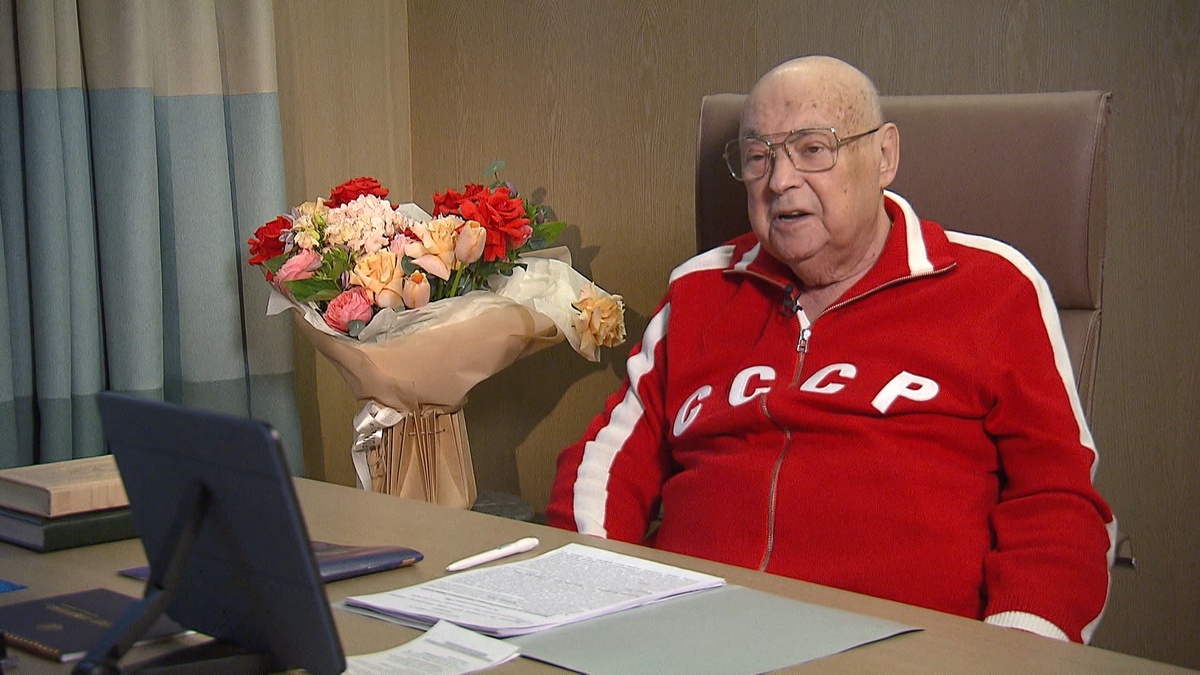    Владимир Ресин в футболке СССР и с цветами