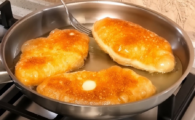 Пузырчатые пирожки по старинному рецепту: вспоминаем атмосферу советских столовых