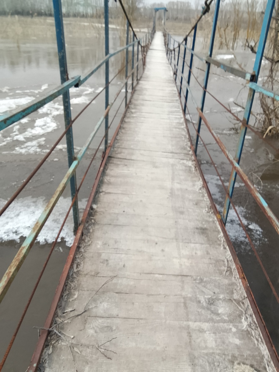 Наш мост аттракцион, на нем можно покачаться.