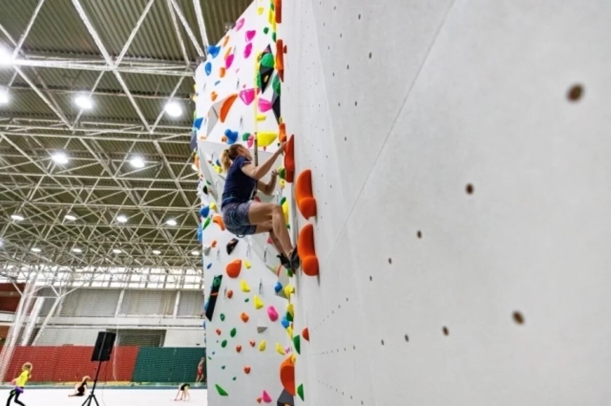    В Зеленоградске открыли скалодром в рамках конференции НКО