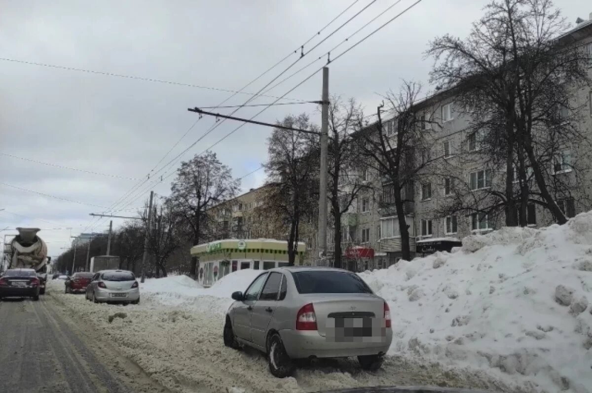    В Туле на участке ул. Ложевой из трёх полос движения доступна лишь одна