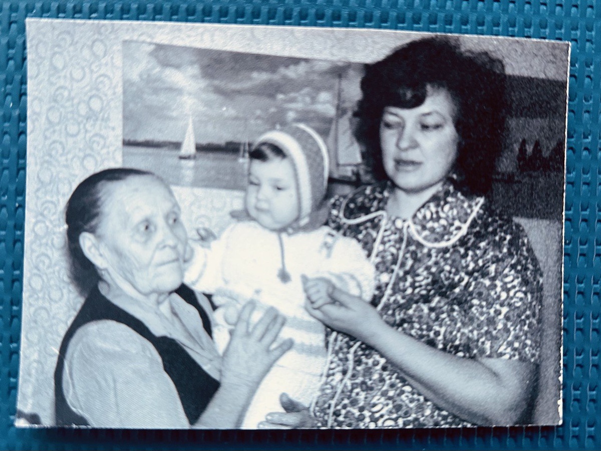 На фото я, моя мама, моя бабушка по папе.
    Бабушка берет меня на руки, с маминой точки зрения «совершенно неправильно, даже как-то вызывающе» - это мне потом фотограф-папа рассказал.
