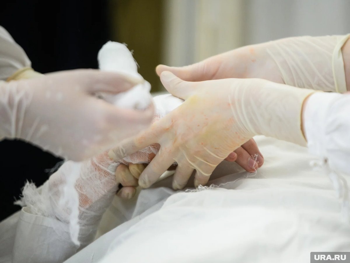     Медики осмотрели пассажиров и членов экипажа вертолета, который приземлился в поле и разрушился