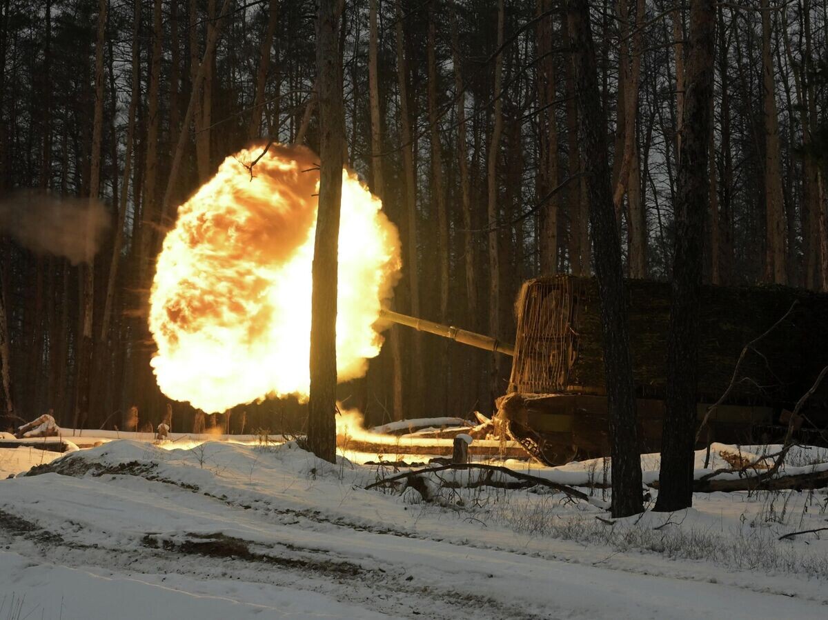    Боевая работа экипажа танка Т-90М "Прорыв" 25-й общевойсковой армии группировки войск "Запад" в зоне проведения СВО | © РИА Новости / Евгений Биятов