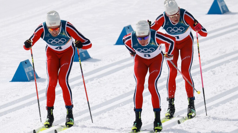    Эмиль Иверсен из Норвегии, Мартин Нюенгет из Норвегии и Йоханнес Клебо из Норвегии во время мужского масс-старта на 50 км классическим стилем. Фото: REUTERS/Stephanie Lecocq