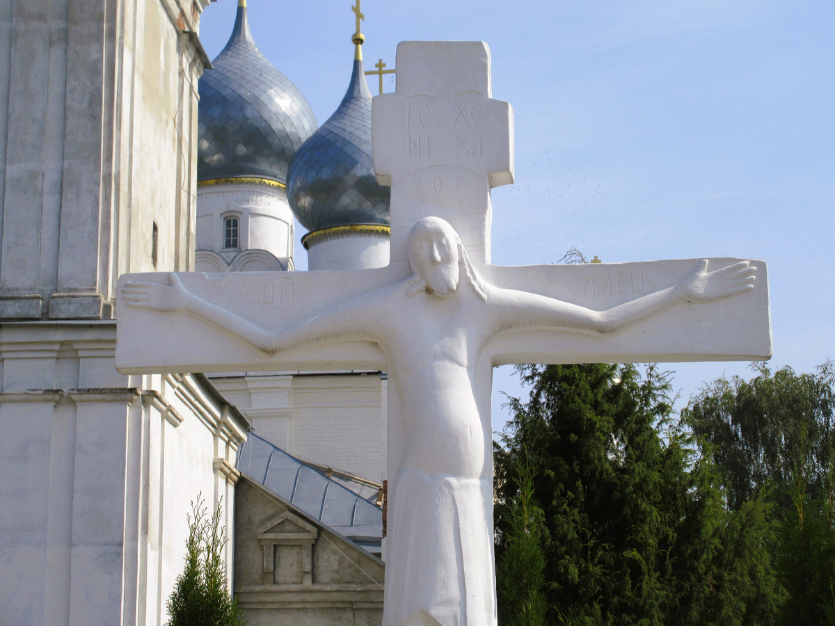 Копия чудотворного Годеновского креста из бетона на территории храма