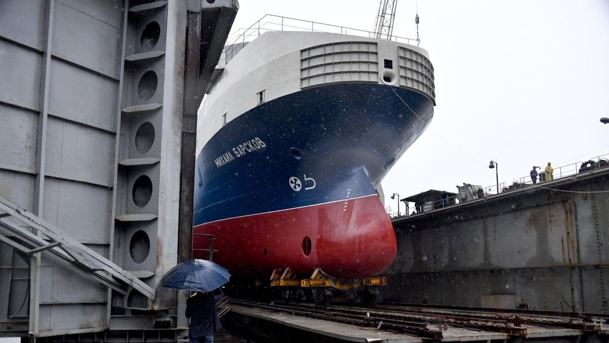 Малый морской танкер «Михаил Барсков» во время церемонии спуска на воду на судостроительном заводе «Восточная верфь». Фото