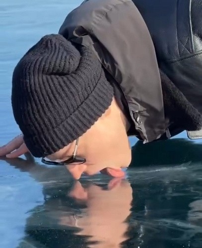 Шаман лижет. На этот раз - Байкал