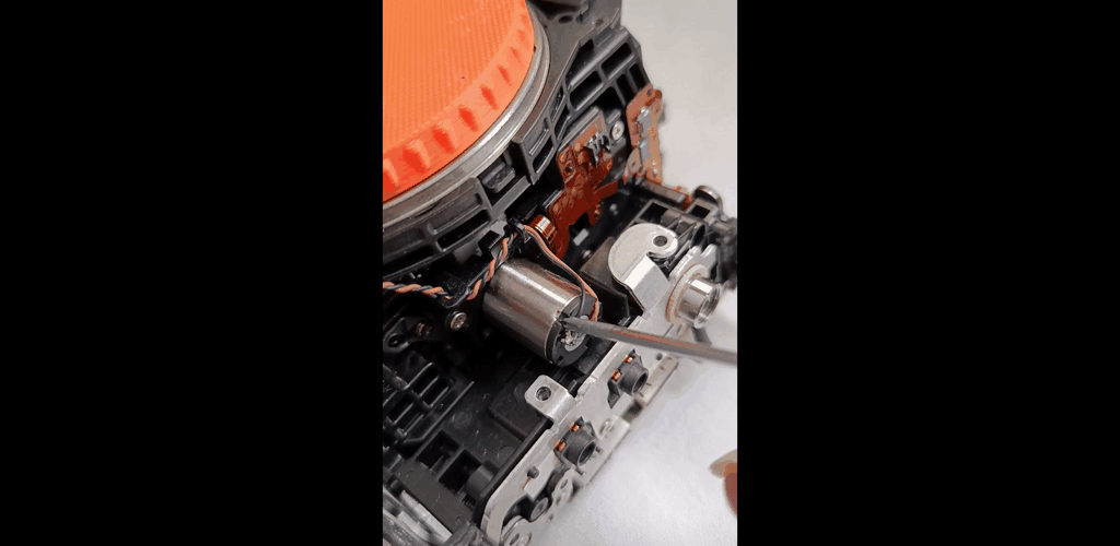 Двигатель привода зеркала.