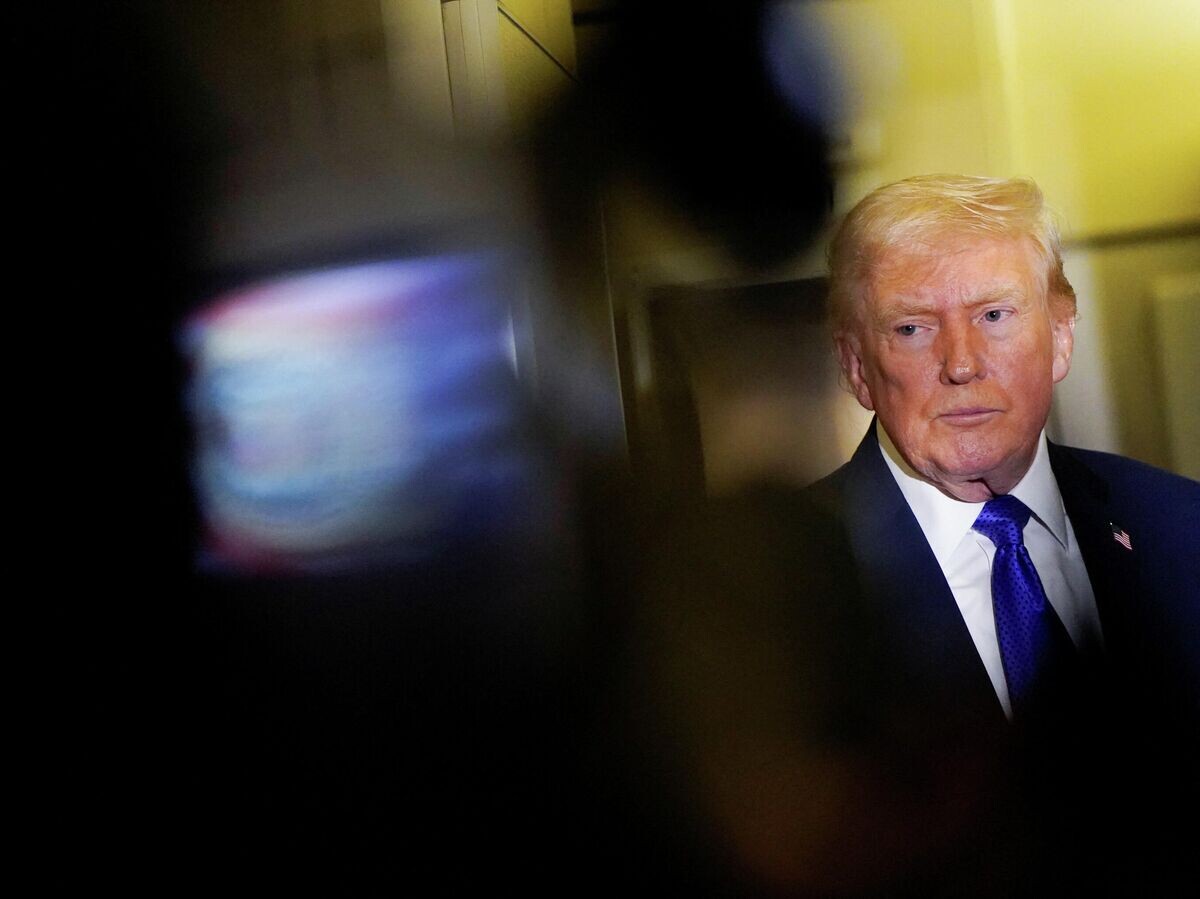    Президент США Дональд Трамп отвечает на вопросы журналистов на борту самолета Air Force One во время полета из Уэст-Палм-Бич, Флорида | © REUTERS / Elizabeth Frantz