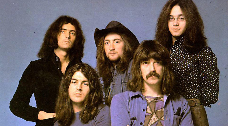 "Deep Purple" — британская рок-группа, образованная в феврале 1968 года в Хартфорде, Англия, и считающаяся одной из самых заметных и влиятельных в хард-роке 1970-х годов. Музыкальные критики считают "Deep Purple" одними из основателей хард-рока и высоко оценивают их вклад в его развитие. В 2020 году британский журнал "Classic Rock" включил группу в список "50 величайших рок-групп всех времён". Музыканты "классического" состава (в частности, гитарист Ричи Блэкмор, клавишник Джон Лорд, барабанщик Иэн Пейс) считаются критиками инструменталистами-виртуозами. В мире продано более 100 миллионов копий их альбомов. В 2016 году группа была введена в Зал славы рок-н-ролла
