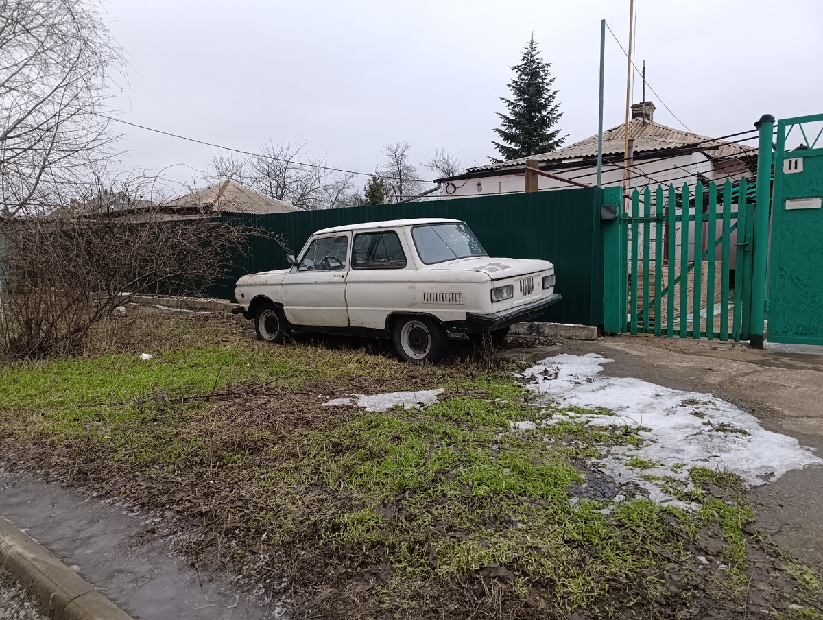 ЗАЗ - 968 М (потомок "Ушастого Запорожца") на улице Бестужева в Донецке.