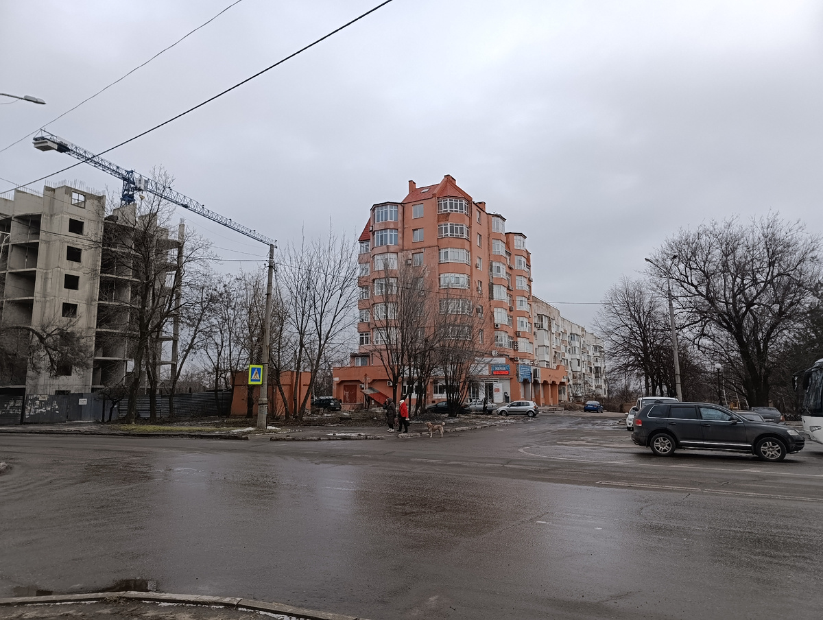 Возле ДК имени В.В. Куйбышева.