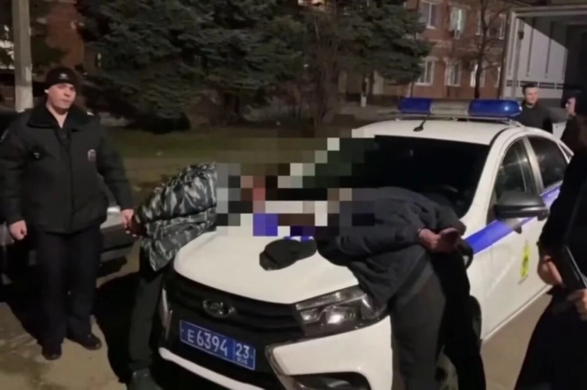    Двое мужчин, угрожая ножом, ограбили подростков в станице Выселки