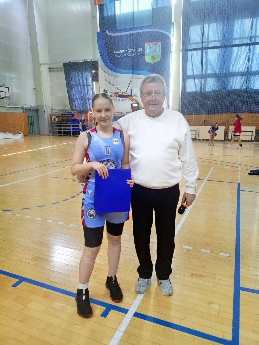    Команда девушек БК "Смоленские лисы" (U17) завоевала путевку на финал Восточной баскетбольной детской лиги