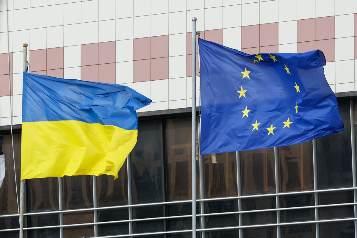    Флаги ЕС и Украины GLP