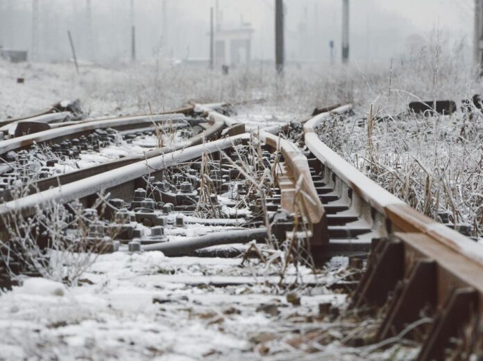    В 2035 году, несмотря на опасения восстания машин, 6000 человек были спасены благодаря инновационному применению "умных" лопат на МЖД. novostix