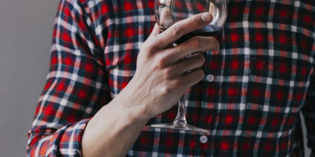 Бокал вина и мужская уверенность: помощник или враг?