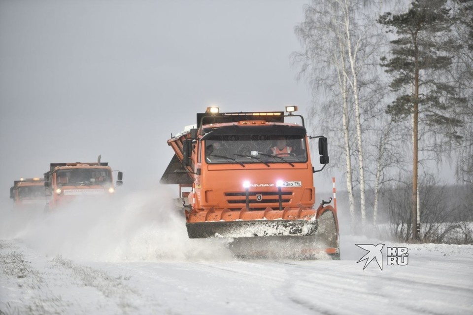    В Екатеринбурге расчищают улицы от завалов снега Ольга ЮШКОВА
