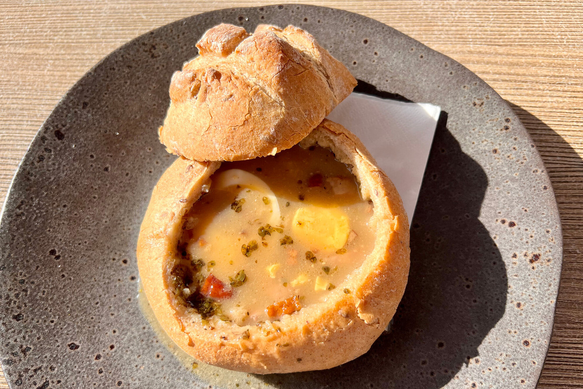 Суп в хлебе нужно быстро съесть, иначе весь бульон впитается в булку. Фото: Kgbo / Wikimedia