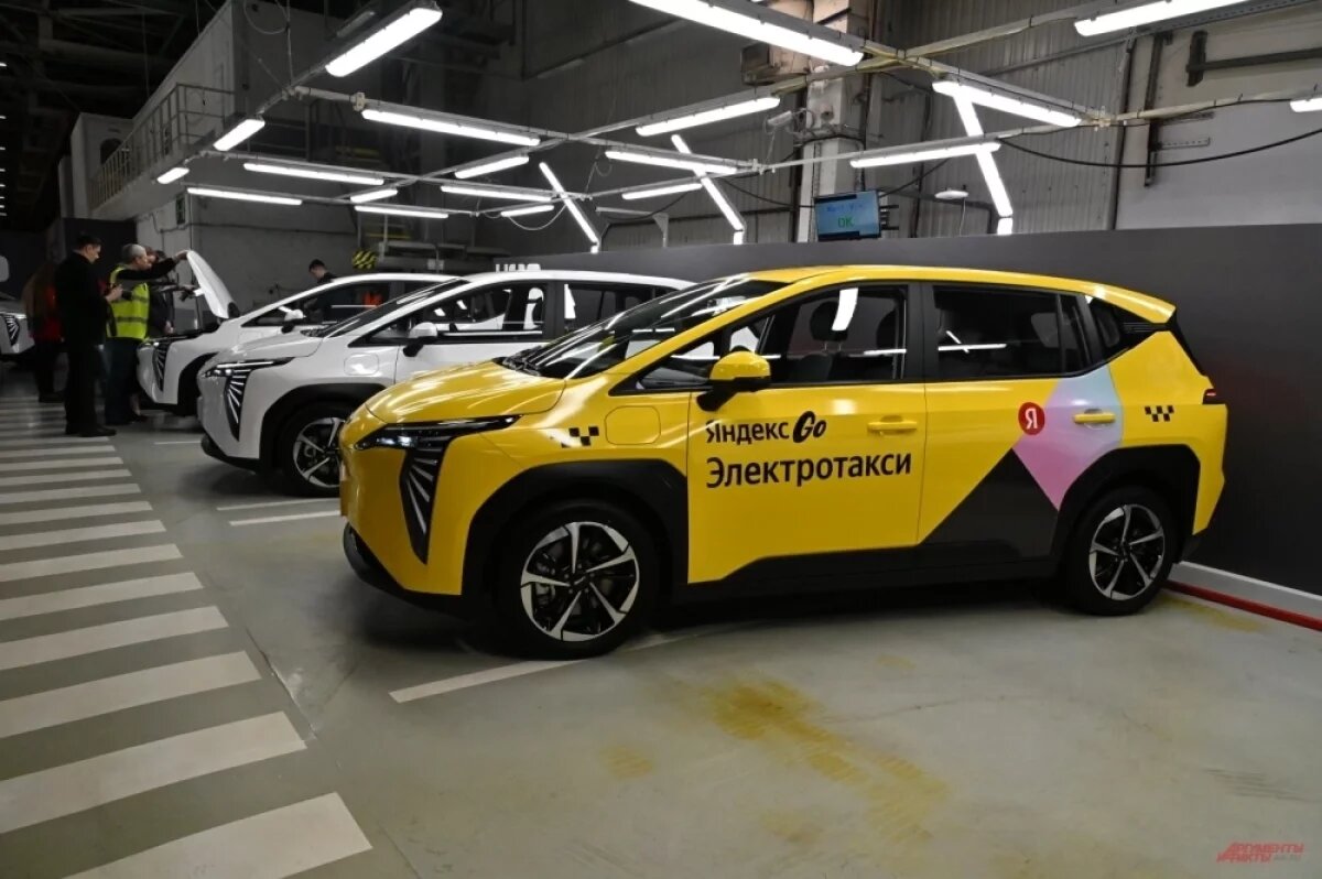    Мэр Москвы Сергей Собянин, первый зампред правительства РФ Денис Мантуров и советник по корпоративному развитию «Яндекса» Алексей Кудрин открыли производство электромобиля UMO 5 на Московском автозаводе «Москвич».