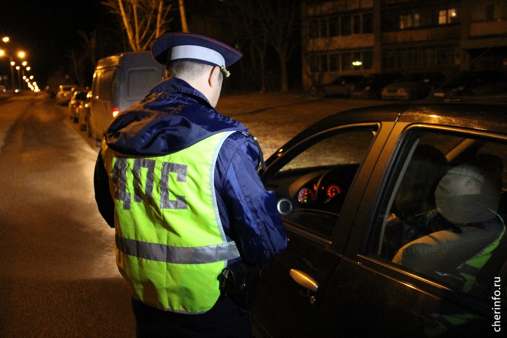    Вместе с полицейскими машинами дежурят пять передвижных пунктов медосвидетельствования.