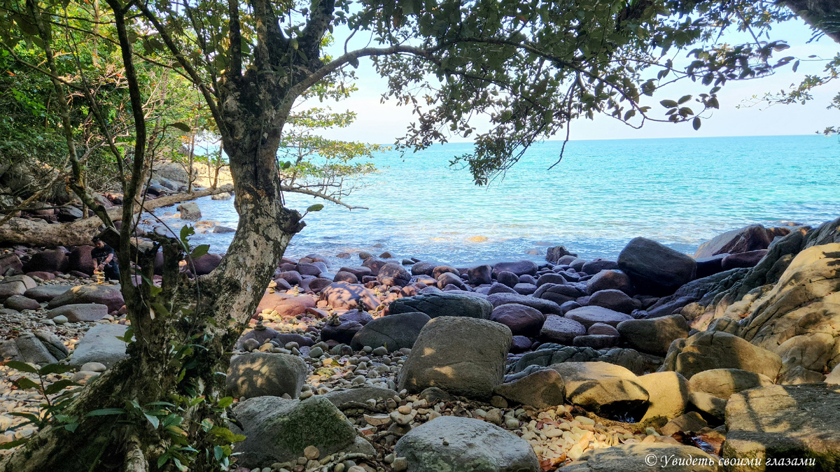 Тропа периодически спускается к каменистому берегу