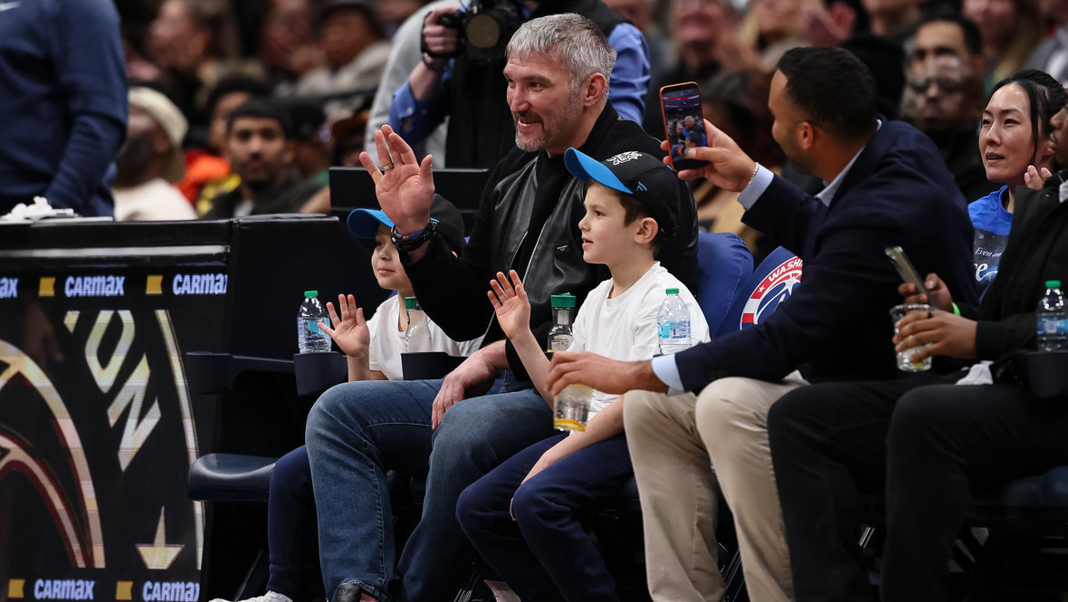 Александр Овечкин с сыновьями на матче НБА в январе 2026 года.
Фото Getty Images