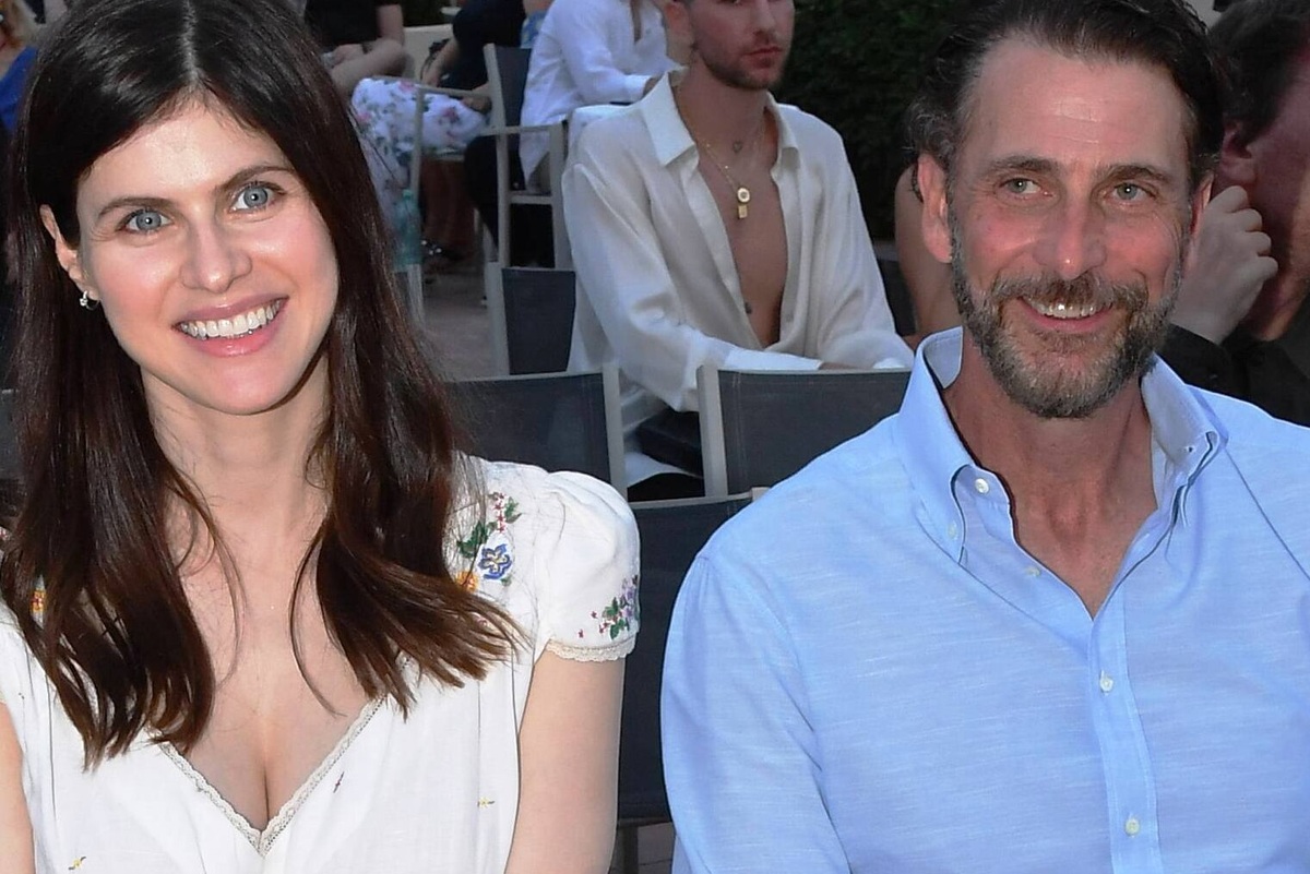     «Решила покончить с браком»: звезда сериала «Белый лотос» Александра Даддарио подала на развод с продюсером